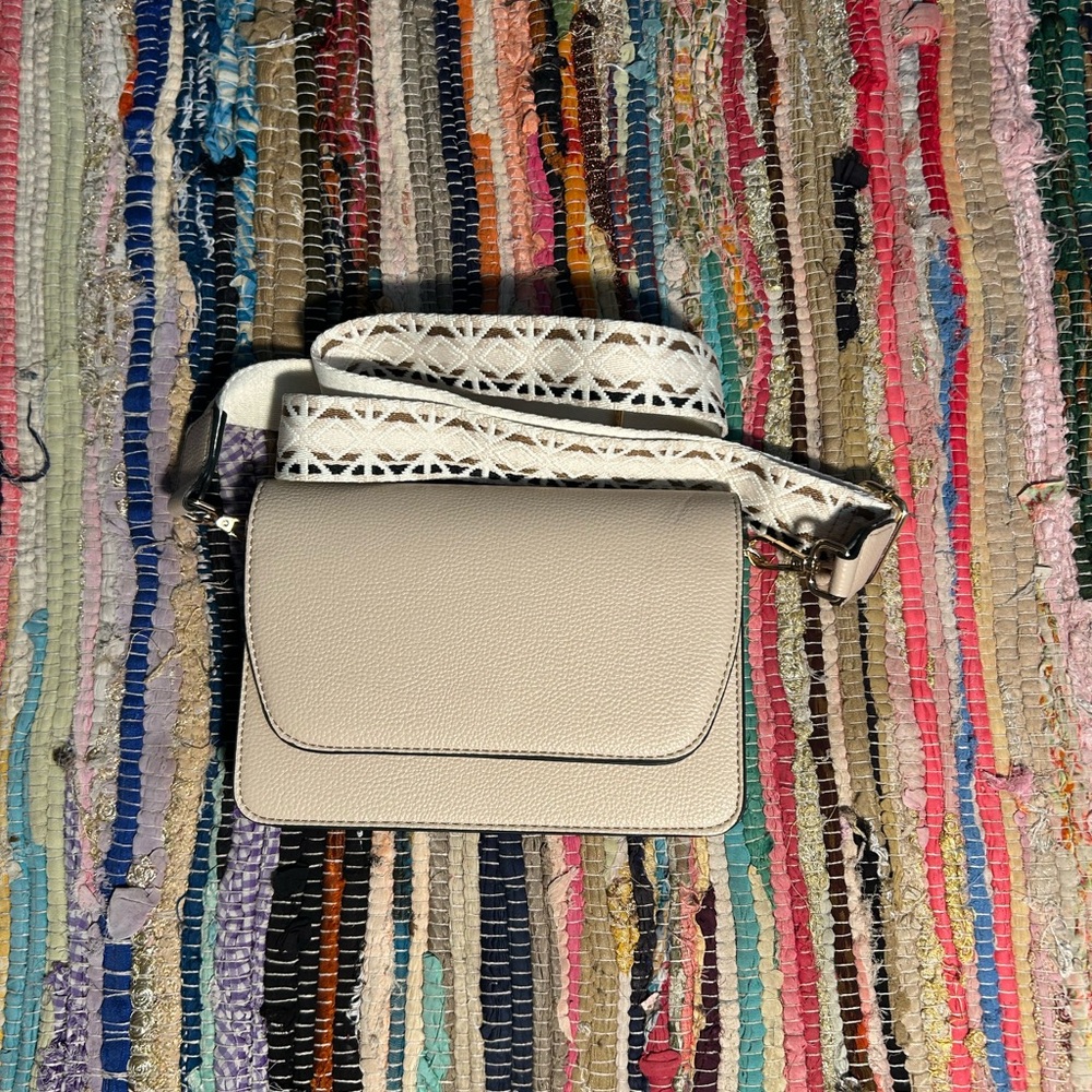 Jen & Co Elegant Cream Crossbody Bag with adjustable strap 🖤🤎